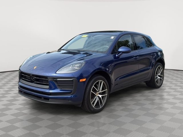2022 Porsche Macan  AWD photo