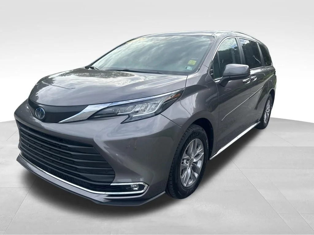 2022 Toyota Sienna XLE FWD photo