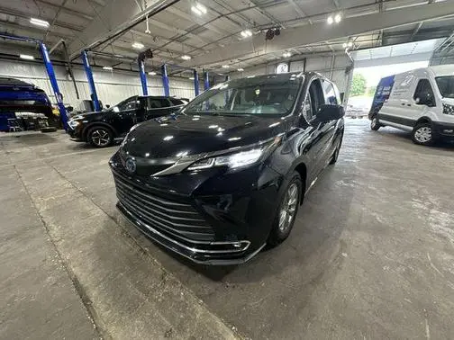 2022 Toyota Sienna XLE FWD photo