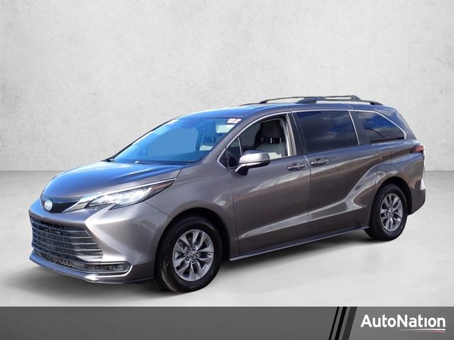 2022 Toyota Sienna LE FWD photo