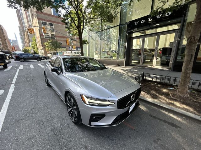 2022 Volvo S60 Momentum AWD photo