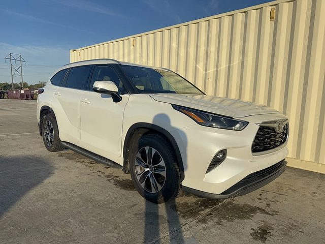 2022 Toyota Highlander XLE FWD photo