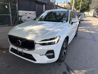 2022 Volvo XC60 Momentum AWD photo