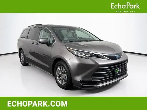 2022 Toyota Sienna LE FWD photo