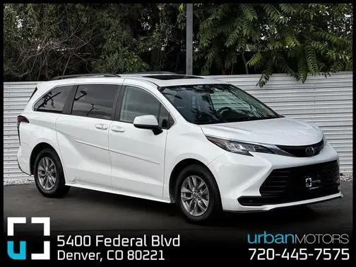 2022 Toyota Sienna LE FWD photo