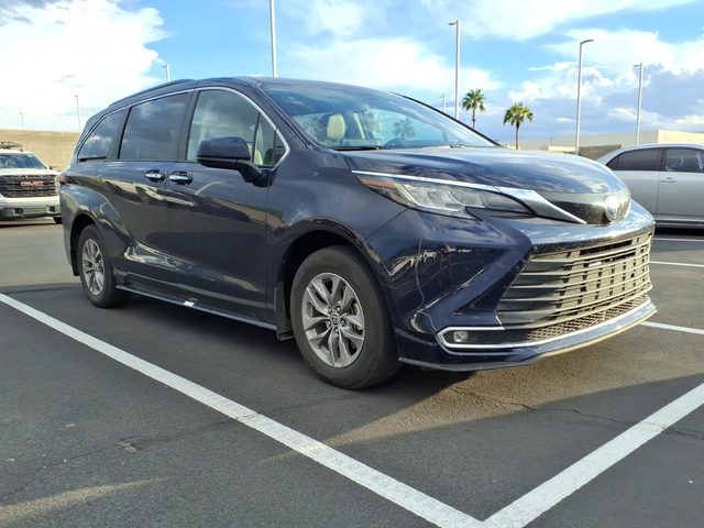 2022 Toyota Sienna XLE FWD photo