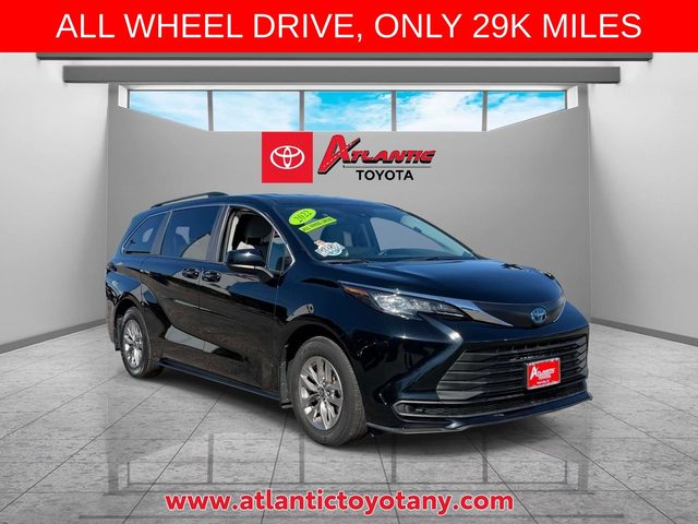 2022 Toyota Sienna LE AWD photo