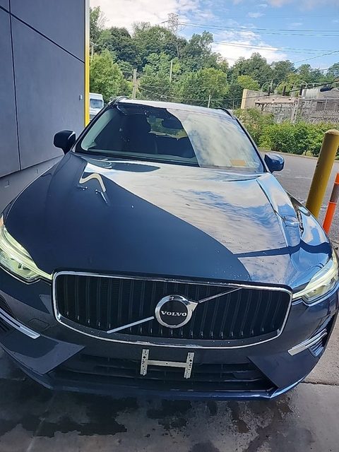 2022 Volvo XC60 Momentum AWD photo