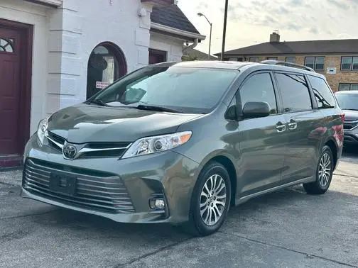 2019 Toyota Sienna XLE FWD photo