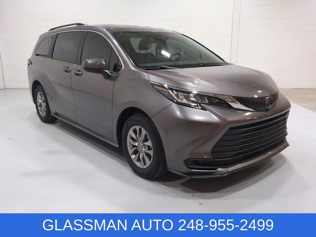 2022 Toyota Sienna LE FWD photo