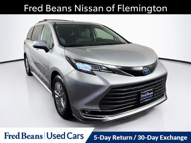 2022 Toyota Sienna XLE FWD photo