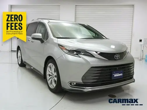 2022 Toyota Sienna Platinum FWD photo