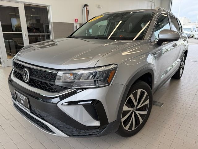 2022 Volkswagen Taos SE AWD photo