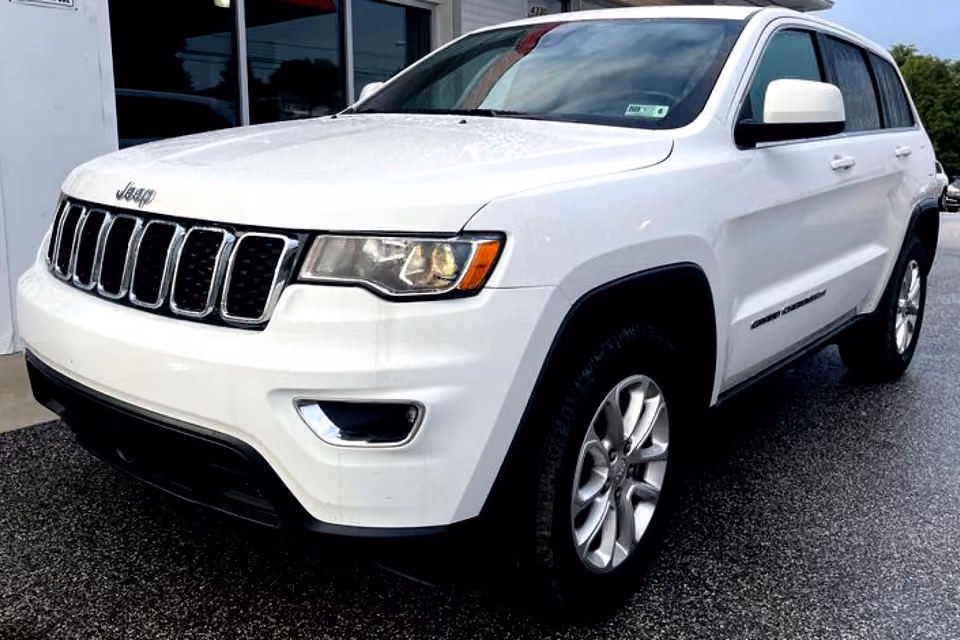 2022 Jeep Grand Cherokee Laredo E 4WD photo