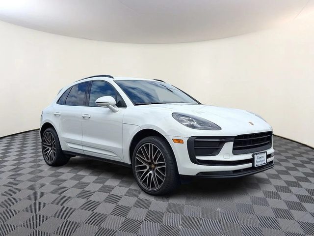 2022 Porsche Macan AWD photo