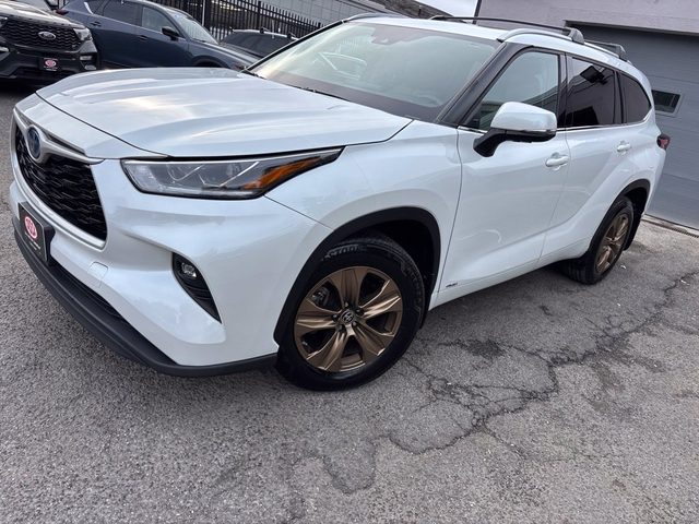 2022 Toyota Highlander Hybrid Bronze Edition AWD photo