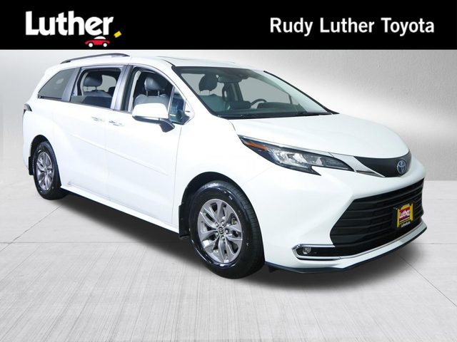 2022 Toyota Sienna XLE AWD photo