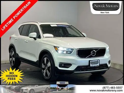 2022 Volvo XC40 Momentum AWD photo
