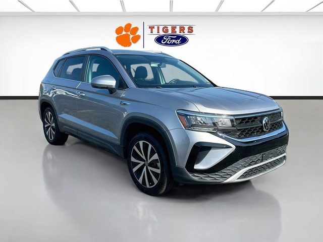 2022 Volkswagen Taos SE AWD photo