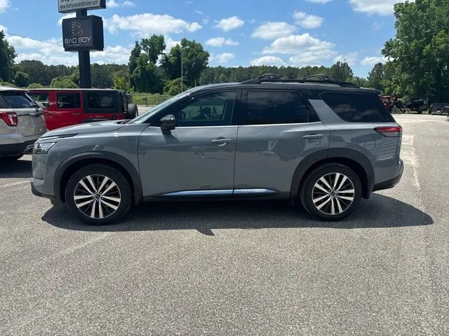2022 Nissan Pathfinder Platinum FWD photo