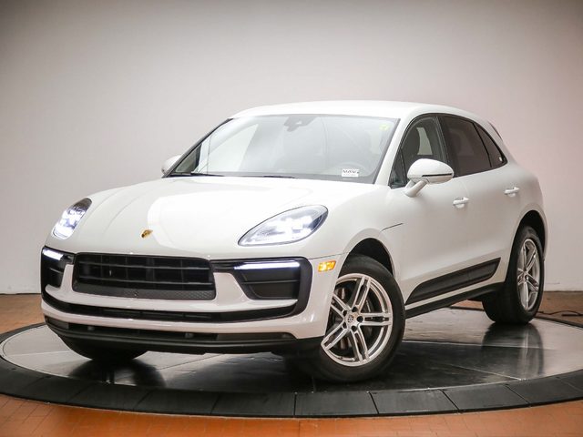2022 Porsche Macan  AWD photo