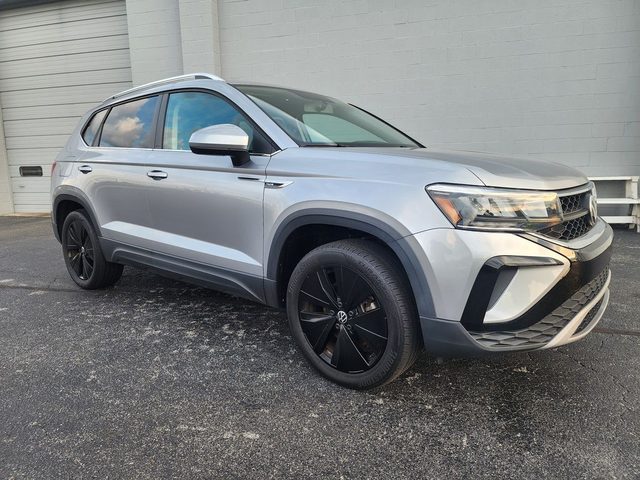 2022 Volkswagen Taos SE AWD photo