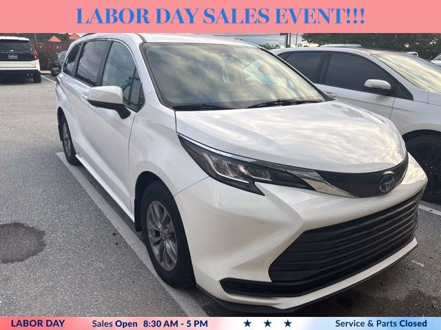 2022 Toyota Sienna LE FWD photo