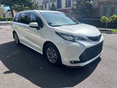 2022 Toyota Sienna XLE FWD photo