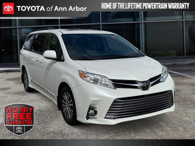 2018 Toyota Sienna XLE FWD photo