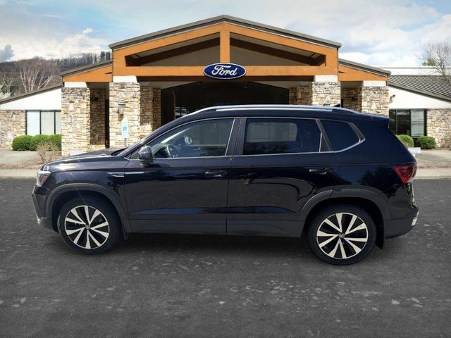 2022 Volkswagen Taos SE AWD photo