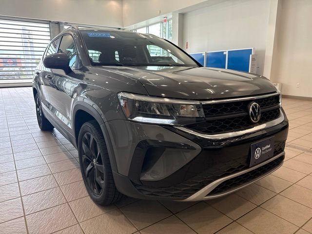 2022 Volkswagen Taos SE AWD photo