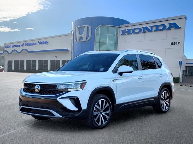 2022 Volkswagen Taos SE AWD photo