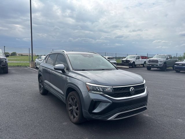 2022 Volkswagen Taos SE AWD photo