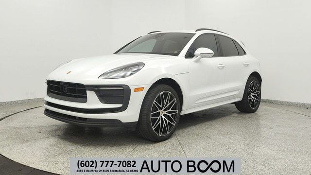 2022 Porsche Macan  AWD photo