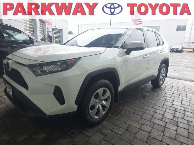 2022 Toyota RAV4 LE AWD photo