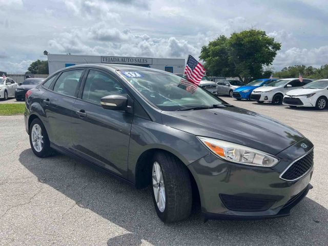 2017 Ford Focus SE FWD photo