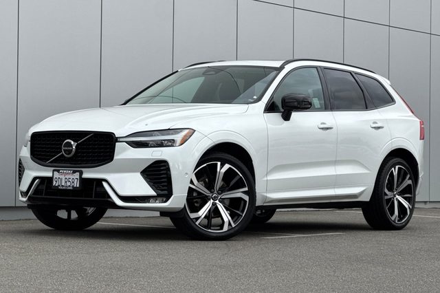 2023 Volvo XC60 Ultimate Dark Theme FWD photo