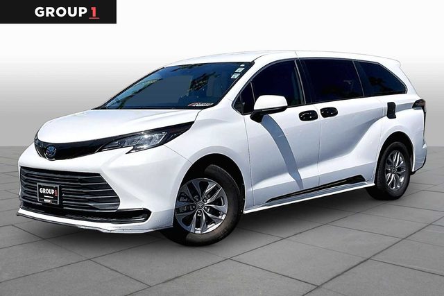 2022 Toyota Sienna LE FWD photo