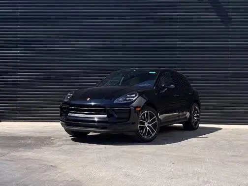 2022 Porsche Macan AWD photo