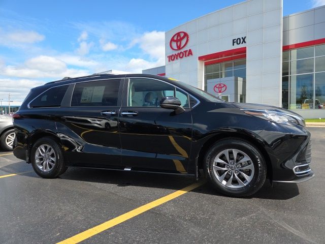 2022 Toyota Sienna XLE FWD photo