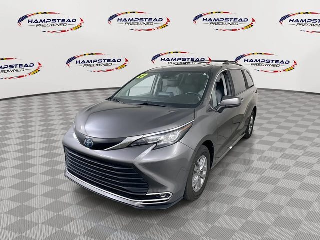 2022 Toyota Sienna XLE FWD photo