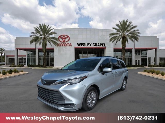 2022 Toyota Sienna LE FWD photo