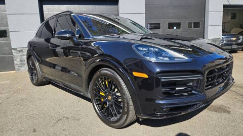 2022 Porsche Cayenne Turbo S E-Hybrid AWD photo