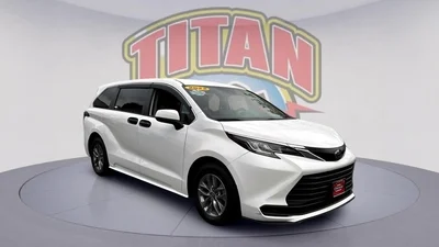 2022 Toyota Sienna LE FWD photo