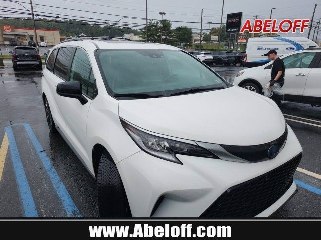 2022 Toyota Sienna XSE FWD photo