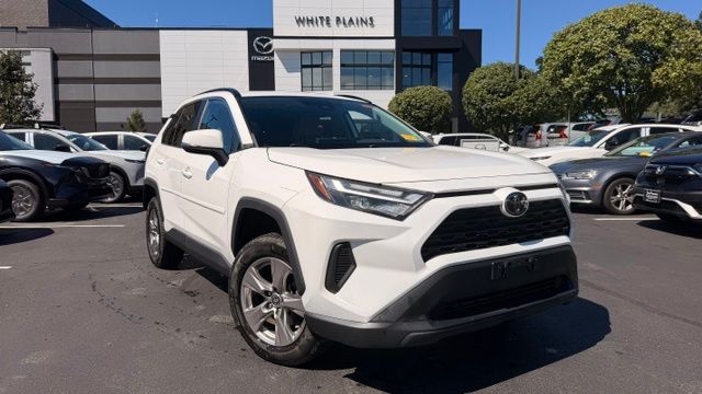 2022 Toyota RAV4 XLE AWD photo