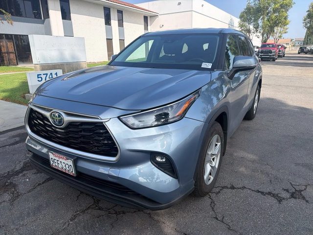 2022 Toyota Highlander Hybrid LE FWD photo