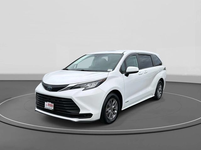 2021 Toyota Sienna LE FWD photo