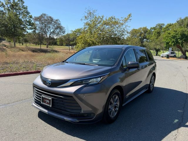2021 Toyota Sienna LE FWD photo