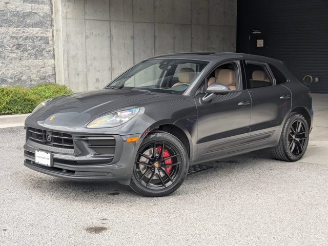 2023 Porsche Macan  AWD photo